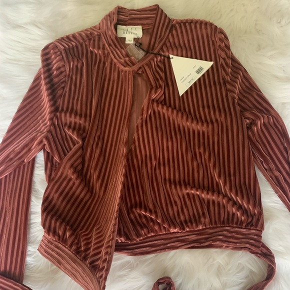 Wander + Lost Velour Carmen Crop Top - Picture 5 of 6